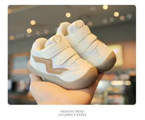 Vista dettagliata di scarpe primi passi beige con suola morbida e velcro