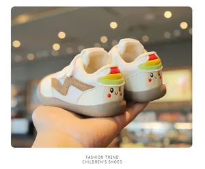 Dettaglio scarpe primi passi per bambini con simpatico fumetto e tallone arcobaleno