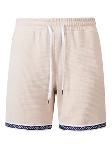 Vista frontale dettagliata dei pantaloncini casual da uomo in maglia a nido d'ape