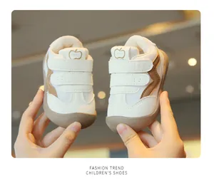 Scarpe da passeggio traspiranti con suole morbide e velcro per i bambini piccoli