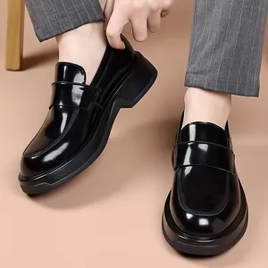 Mocasines clásicos de charol negro para hombre con suela gruesa para estilo casual de negocios.