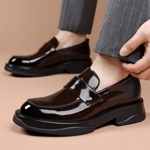 Elegantes mocasines de hombre en charol marrón oscuro con suela de plataforma estilo