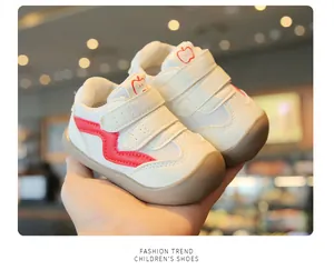 Vista dettagliata delle scarpe bianche traspiranti per neonato con striscia rossa