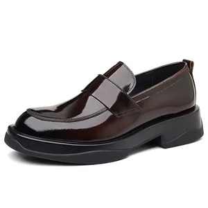 Mocasines de hombre en cuero marrón oscuro brillante con suela de plataforma gruesa