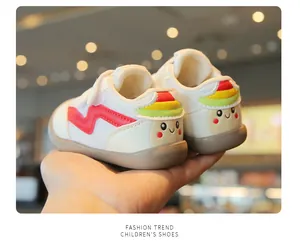 Dettaglio scarpe da camminata per bambini bianche con faccina a cartoni animati sul tallone
