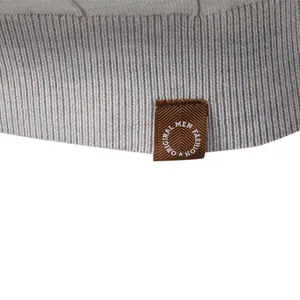 Nahaufnahme des Saums eines Herren-Strick-T-Shirts aus Baumwolle mit Mode-Label-Detail