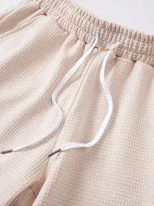 Dettaglio del tessuto a nido d'ape traspirante e della coulisse in vita dei pantaloncini.