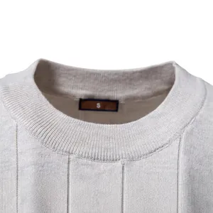 Detailansicht eines Herren-Kurzarm-Strick-T-Shirts mit Rundhalsausschnitt