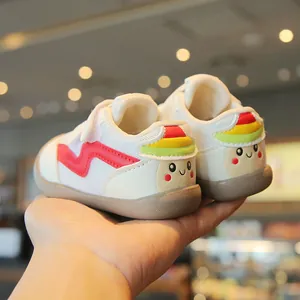 Scarpe per neonati traspiranti con un design a fungo e una suola morbida antiscivolo