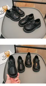Vista dettagliata di scarpe in pelle nera per bambini con cinturini in velcro