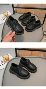 Vista dettagliata di scarpe nere per bambini stile britannico con chiusura a strappo