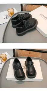 Vista dettagliata di scarpe in pelle nera stile britannico per bambini con velcro