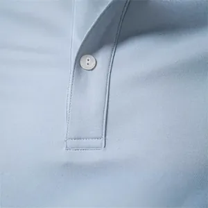 Hellblaues Tencel-Poloshirt für Herren mit klassischer Knopfleiste und Kragendetails