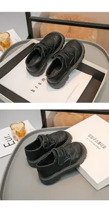 Dettaglio scarpe in pelle nera stile britannico per bambini su vassoio display