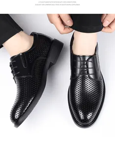 Vue détaillée de chaussures de ville en cuir noir respirant avec un design perforé