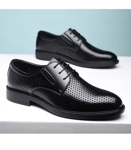 Vue détaillée de chaussures de ville élégantes en cuir perforé noir pour homme d'affaires