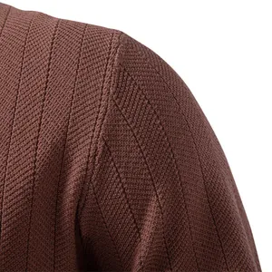 Detailaufnahme eines braunen Herren-Strick-Poloshirts mit hochwertiger Rippstruktur