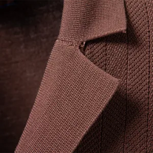 Nahaufnahme eines braunen kurzärmeligen Strick-Polo-Cardigans mit feiner Textur und Kragendetails.