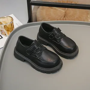 Scarpe classiche in pelle nera stile britannico per bambini con chiusura a strappo