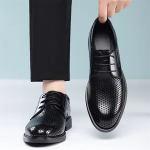 Chaussures habillées noires en cuir respirant pour hommes avec design ajouré pour les affaires