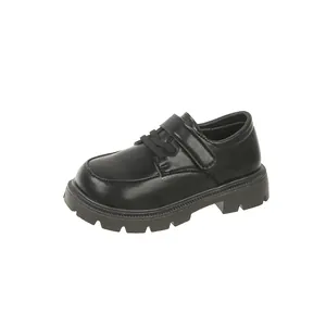 Scarpe classiche in pelle nera stile inglese per bambini con suola spessa e chiusura a strappo