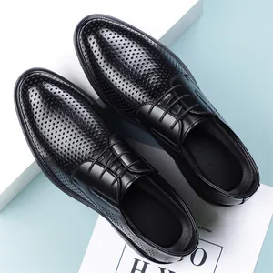 Chaussures de ville en cuir noir perforé et respirant pour hommes lors d'un mariage