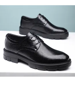 Vue détaillée de chaussures de ville noires perforées avec un design respirant