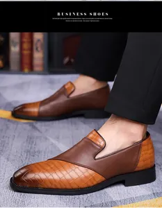 Gedetailleerd overzicht van bruine zakelijke herenschoenen met een krokodillenprint