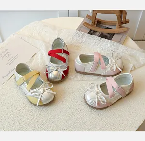 Detailansicht von Prinzessinnenschuhen für Mädchen mit Schleife in verschiedenen Farben.