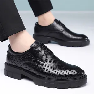 Chaussures de ville en cuir noir respirant pour hommes avec semelles épaisses compensées.
