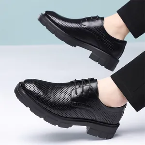 Chaussures de ville classiques noires pour hommes avec perforations et semelle épaisse