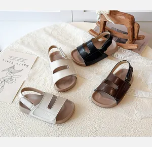 Gruppe stilvoller rutschfester Kindersandalen in Beige, Schwarz und Braun