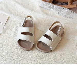 Nahaufnahme von beigefarbenen Kindersandalen mit bequemer, konturierter brauner Sohle