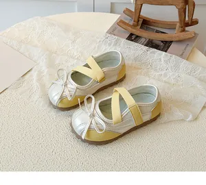Detailansicht süßer Mädchen Prinzessinnenschuhe mit gelber Schleife und Riemchen
