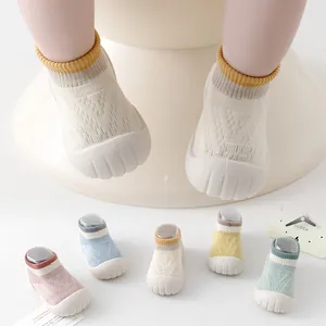 Scarpe primi passi per neonati con suola antiscivolo morbida e tessuto a maglia traspirante