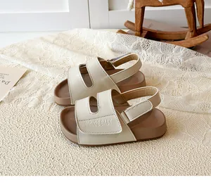 Detailansicht beige Kindersandalen mit bequemen braunen rutschfesten Gummisohlen