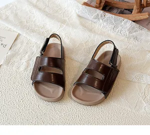 Detailansicht brauner Kindersandalen mit verstellbarem Riemen und rutschfester Sohle