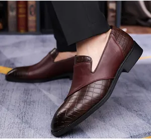 Detailoverzicht van zakelijke herenschoenen van leer met reliëf van krokodillenprint