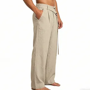 Detaillierte Seitenansicht der Leinenhose für Herren mit unregelmäßiger Taille.