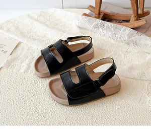 Detailansicht der schwarzen Kindersandalen mit rutschfester Sohle und Klettverschluss