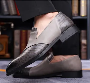 Zijaanzicht detail grijze heren loafers met reliëf krokodil patroon leer textuur detail
