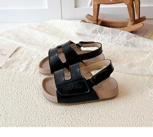 Schwarze Kinderledersandalen mit beiger rutschfester Sohle und verstellbarem Riemen