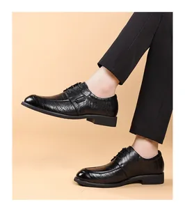 Détail de chaussures de ville en cuir noir pour homme avec texture vintage et perforations