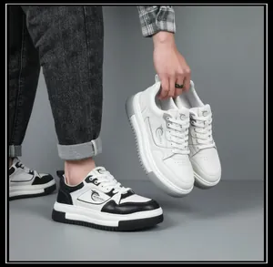 Vue détaillée de baskets en cuir pour hommes à semelles épaisses en blanc et noir