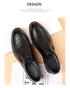 Vue détaillée de chaussures richelieu homme en cuir ajouré avec texture grainée chic