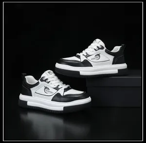 Vue détaillée de baskets en cuir noir et blanc pour hommes avec semelles épaisses