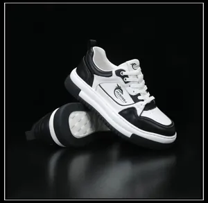 Vue de profil et détails de la semelle de baskets décontractées en cuir noir et blanc.
