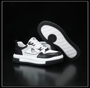 Détails des baskets en cuir noir et blanc pour hommes avec semelle épaisse antidérapante.