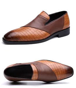 Gedetailleerde weergave van bruine herenloafers met getextureerd krokodillenpatroon