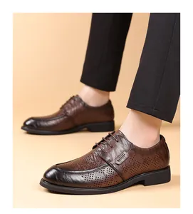 Détail de chaussures de ville en cuir marron perforé pour hommes au fini rétro